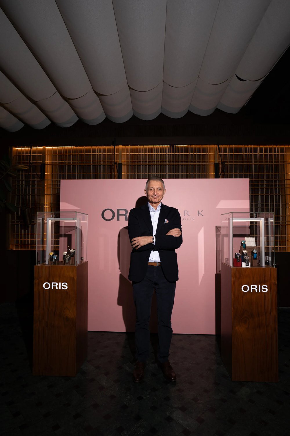 Oris vitrinlerinin arasında bir konuk