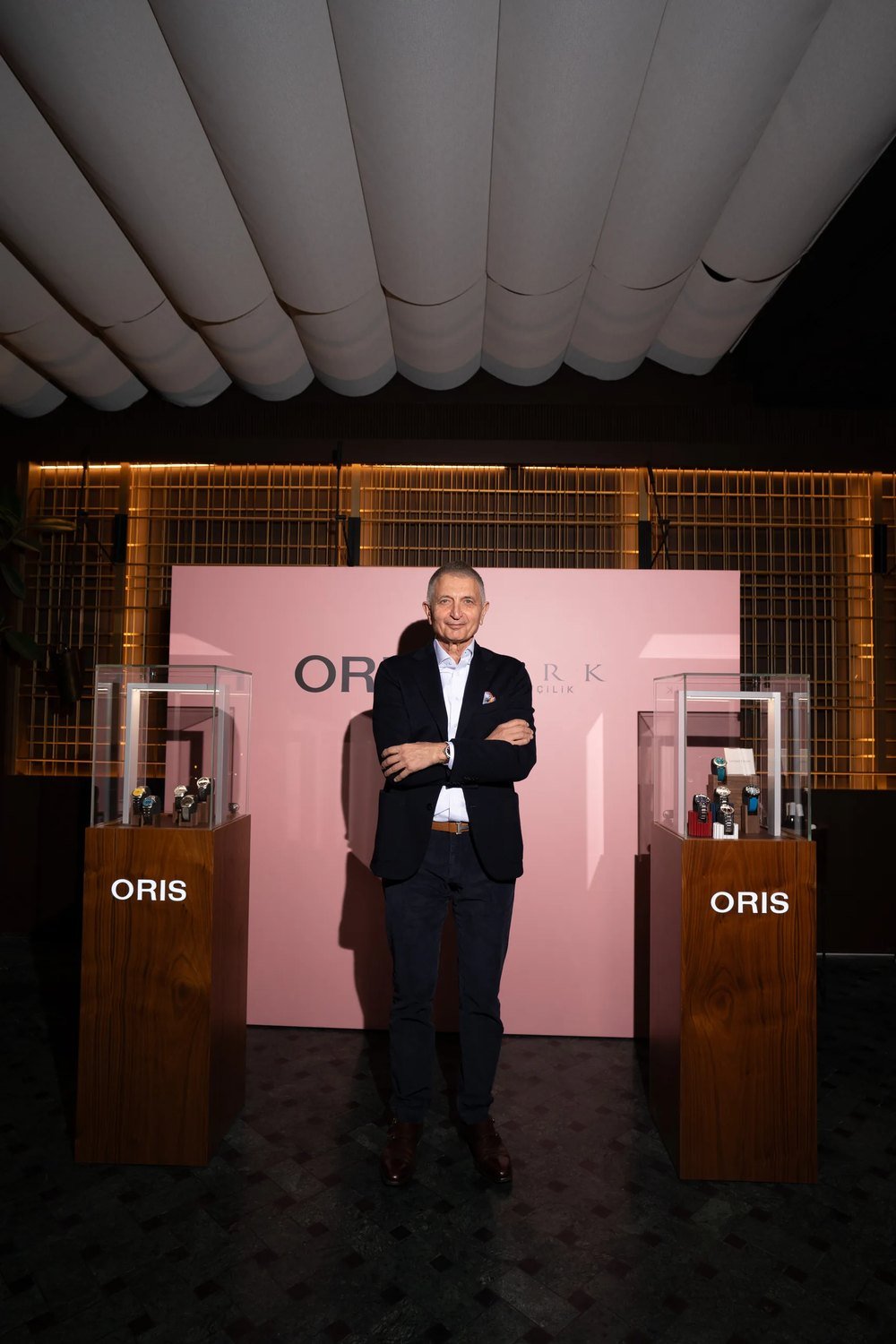 Oris vitrinlerinin arasında bir konuk